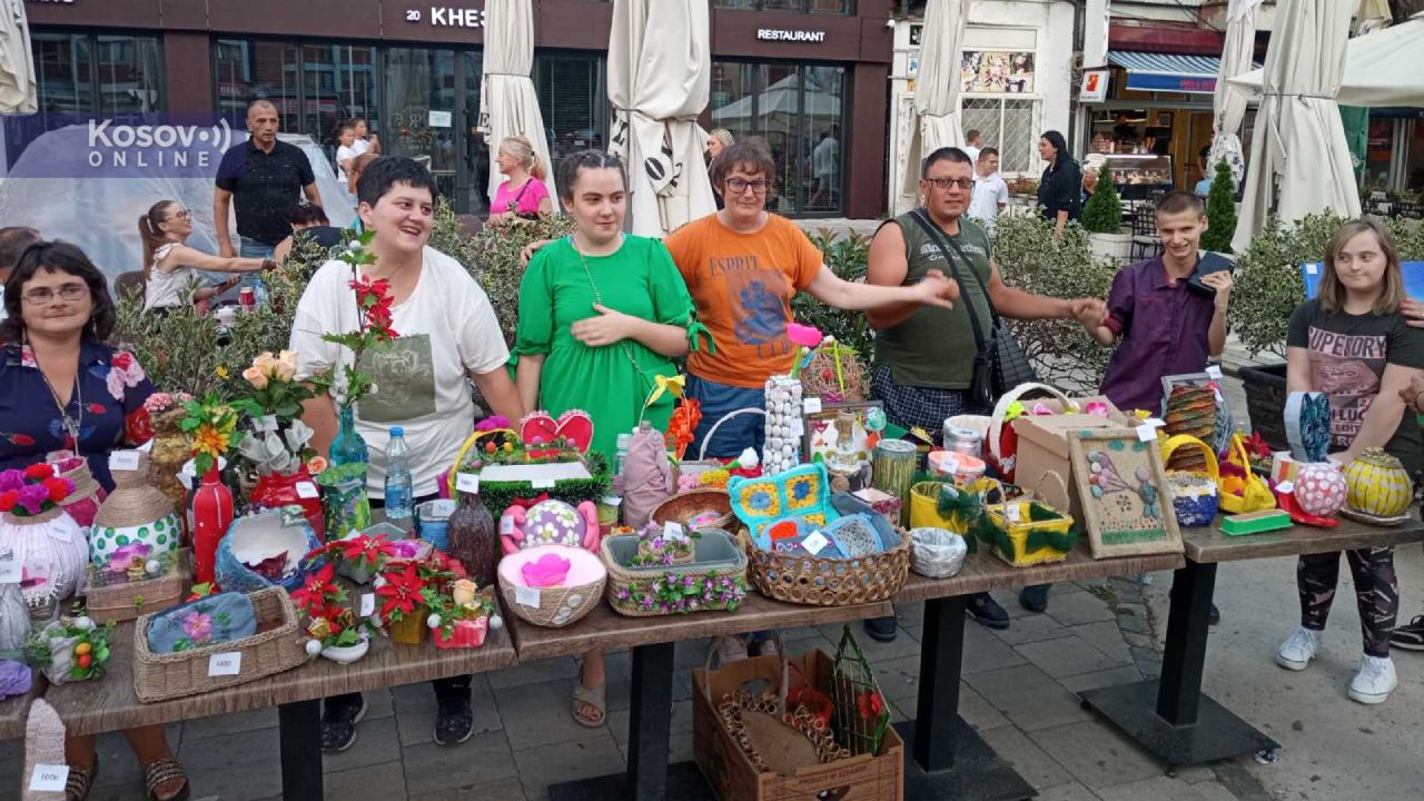 Foto Severna Mitrovica Humanitarni Bazar Za Decu Sa Smetnjama U